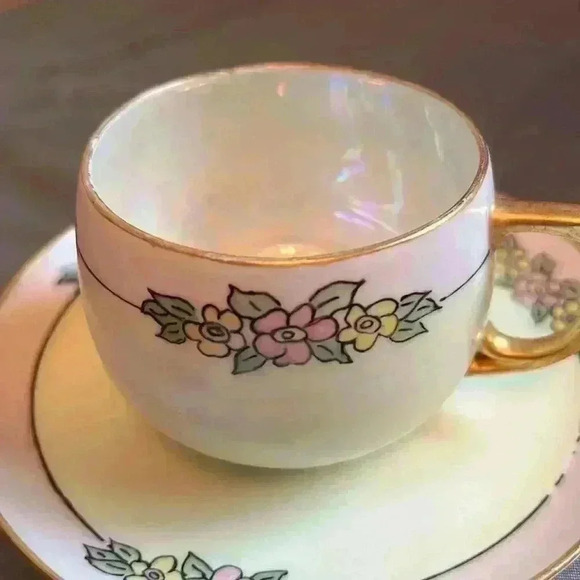 Art Deco Antique  Iridescent Tea Cup and Saucer
Czechoslovakia - Picture 2 of 9